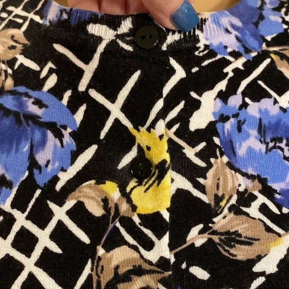 Karen Scott Beautiful button up floral sweater. - Picture 2 of 7